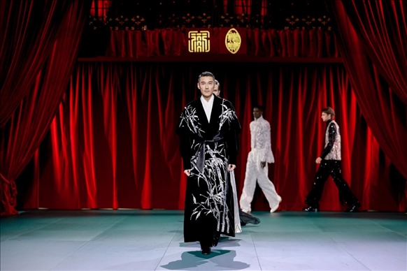 9月28日，模特在法國巴黎舉行的“2024巴黎·恭王府服飾秀”上展示服裝（主辦方供圖）