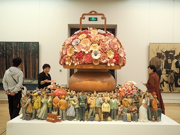 2024年9月28日，觀眾在中國美術(shù)館參觀“慶祝中華人民共和國成立75周年——第十四屆全國美術(shù)作品展覽進(jìn)京作品展”。杜建坡攝。來源：人民圖片網(wǎng)