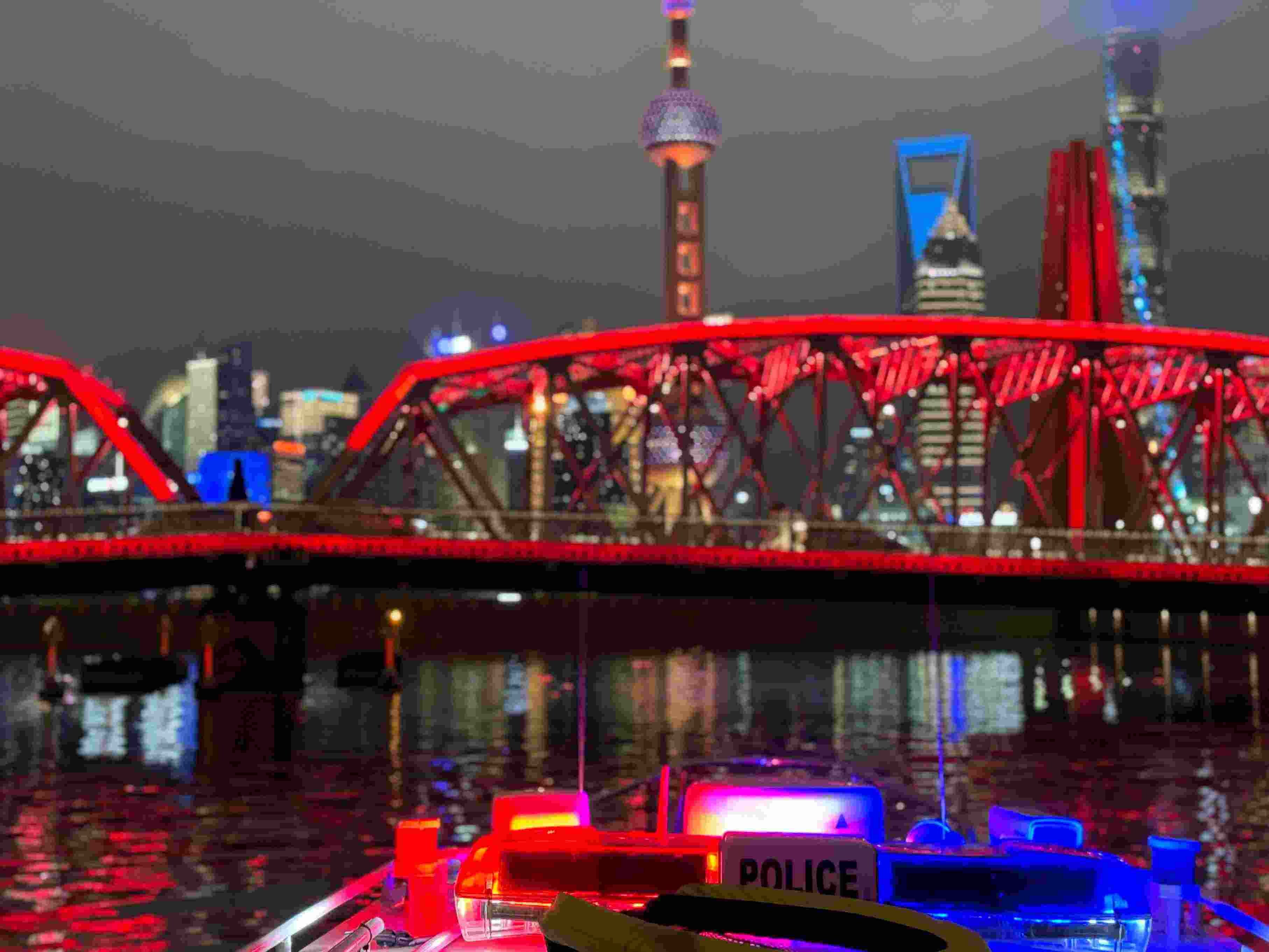 公安艇夜間巡邏。人民網(wǎng)記者 郝萍攝