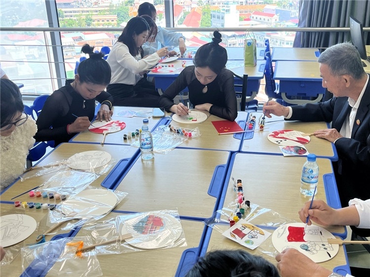 觀眾們在體驗畫扇。Sem Sophea攝