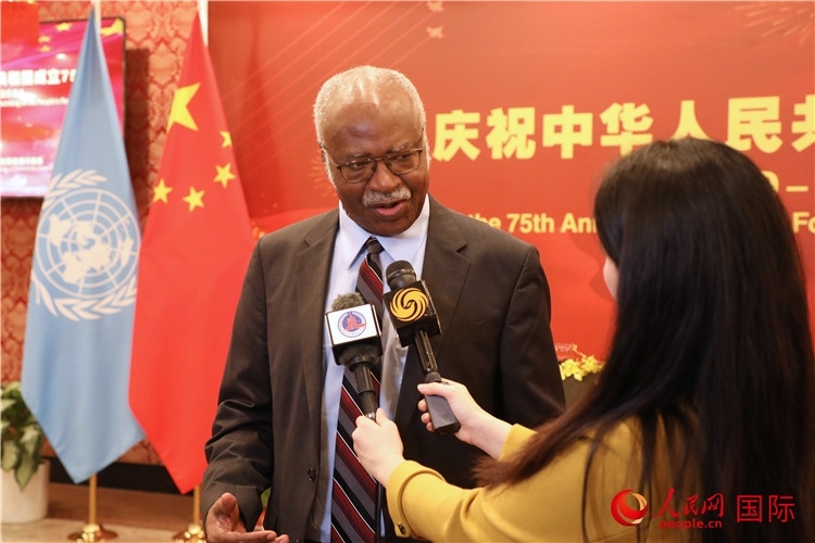 聯(lián)大主席菲勒蒙在招待會(huì)現(xiàn)場接受媒體采訪，他向中國政府和人民致以節(jié)日祝賀，表示中國的發(fā)展成就令人驚嘆。人民網(wǎng)記者 李志偉攝