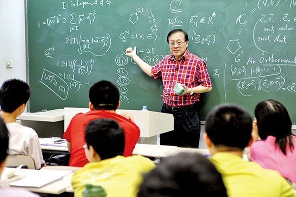 姚期智為清華大學(xué)學(xué)生授課。