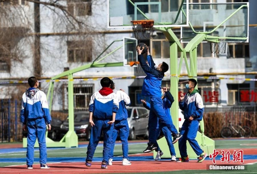 資料圖：初中生在課間休息時(shí)打籃球。中新社記者 劉新 攝