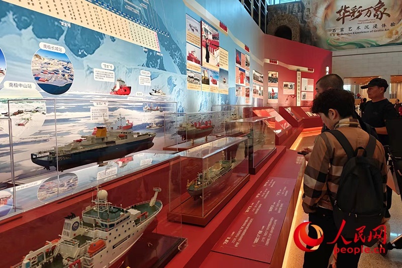 觀眾正在參觀中國極地考察40周年成就展。人民網(wǎng)記者 韋衍行攝