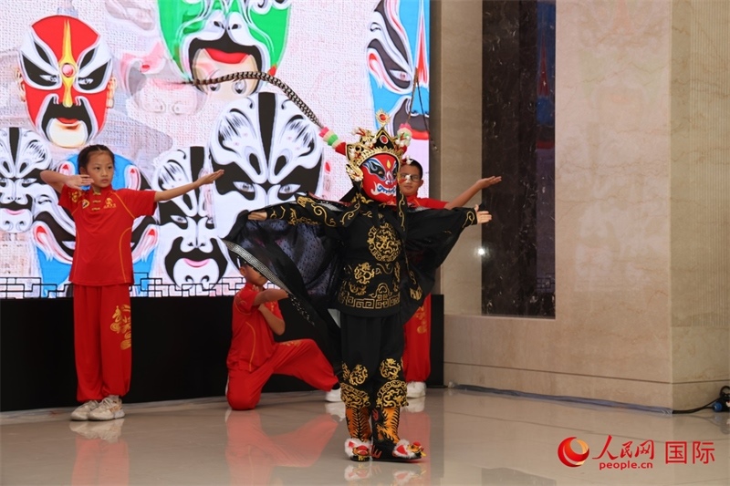 迪拜中國學校學生表演變臉。人民網(wǎng)記者任皓宇攝