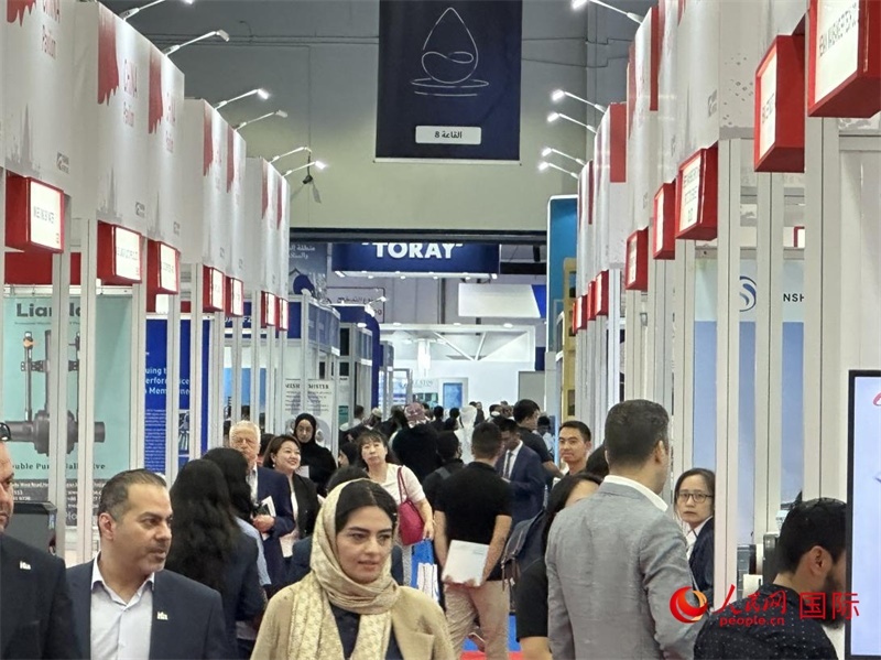 中國館前人頭攢動。人民網(wǎng)記者管克江攝