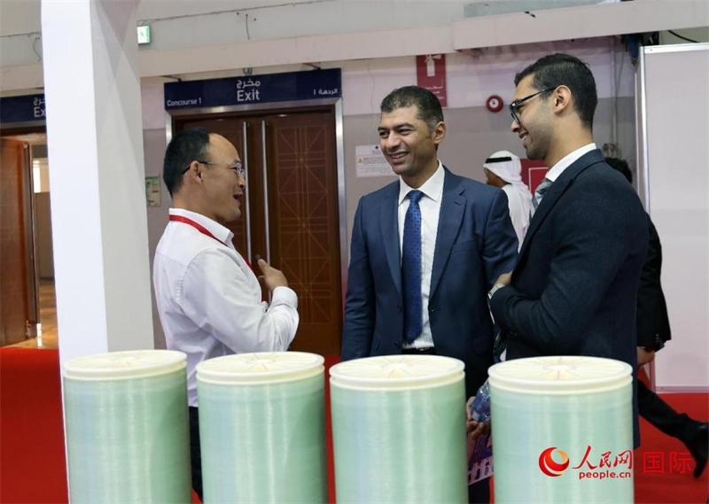 中外參展商交流。人民網(wǎng)記者管克江攝