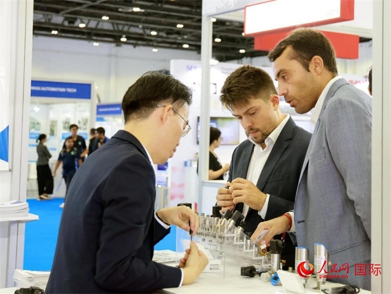 中外展商交流。人民網(wǎng)記者管克江攝