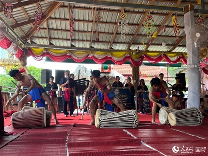 泰國藝術(shù)團體給游客表演當(dāng)?shù)貍鹘y(tǒng)舞蹈。人民網(wǎng)記者 簡承淵攝