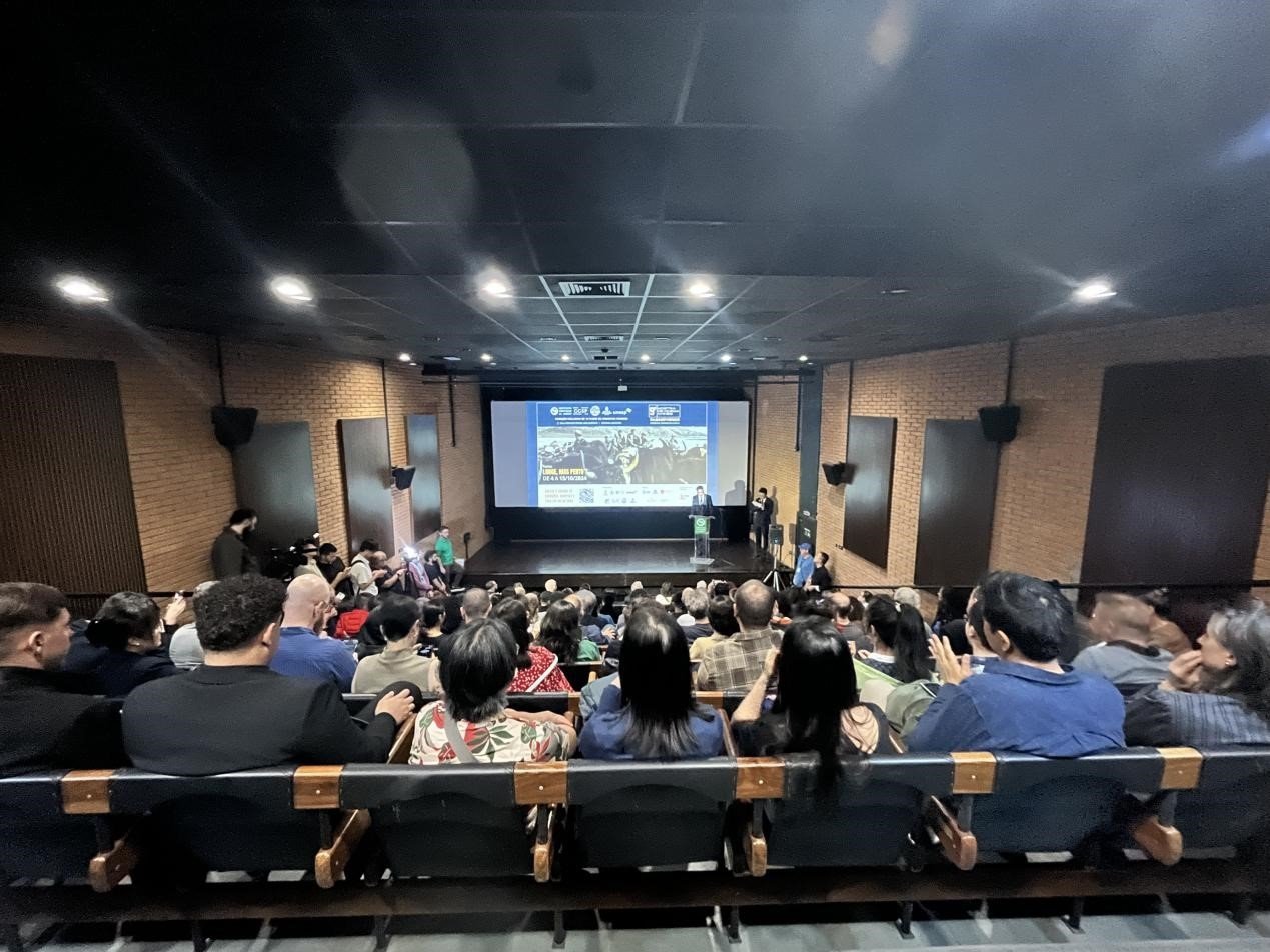 當(dāng)?shù)貢r(shí)間10月3日晚，由巴西圣保羅州立大學(xué)孔子學(xué)院舉辦的第九屆圣保羅中國電影展在圣保羅文化中心拉開帷幕。巴西圣保羅州立大學(xué)孔子學(xué)院供圖