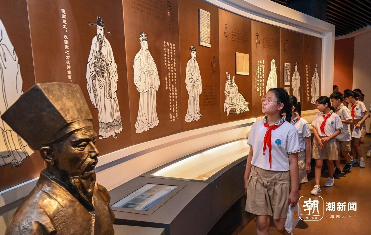 來自杭州市政苑小學(xué)的學(xué)生走進(jìn)浙江省檔案館“大寫浙江人”展廳，近距離“觸摸”歷史、走進(jìn)榜樣、聆聽故事，激發(fā)愛黨愛國愛家熱情。記者 董旭明 攝