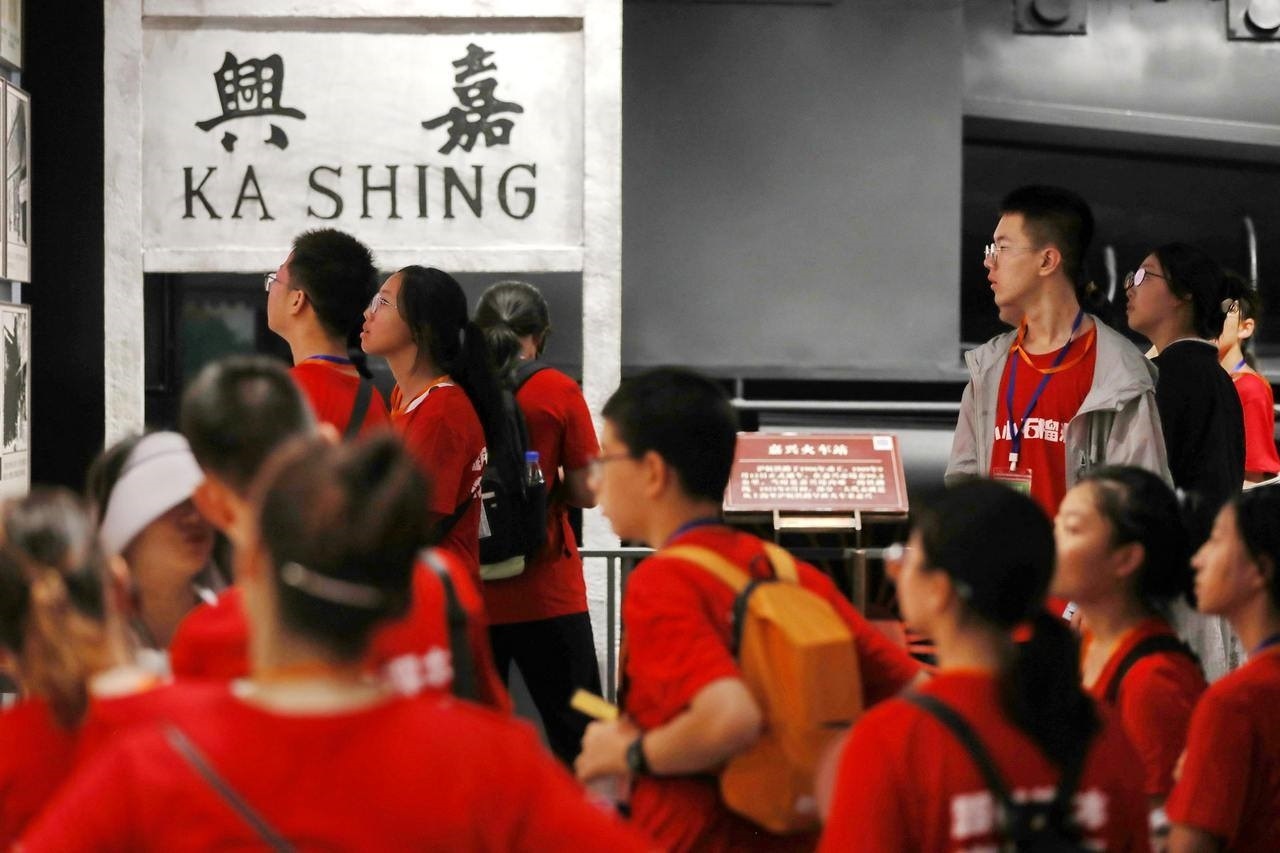 青少年參觀嘉興市南湖革命紀(jì)念館。拍友 金鵬 攝