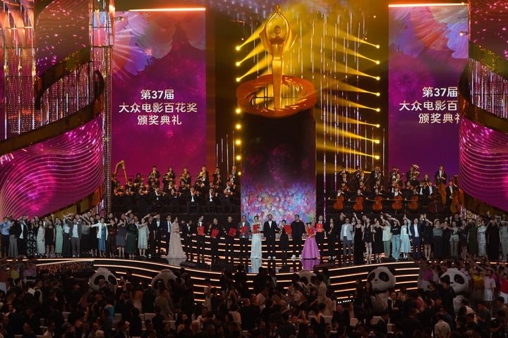 2024年8月4日，在四川成都，第37屆大眾電影百花獎獲獎?wù)吆痛蟊娫u審在舞臺上合影。新華社記者 唐文豪 攝