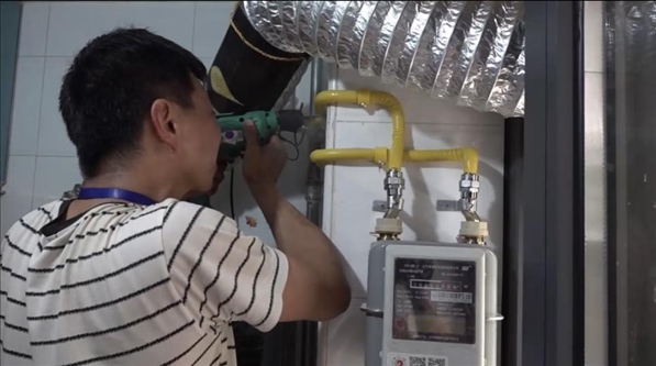 北京市石景山區(qū)工作人員上門安裝燃氣管道。圖片來源：北京市石景山區(qū)委組織部