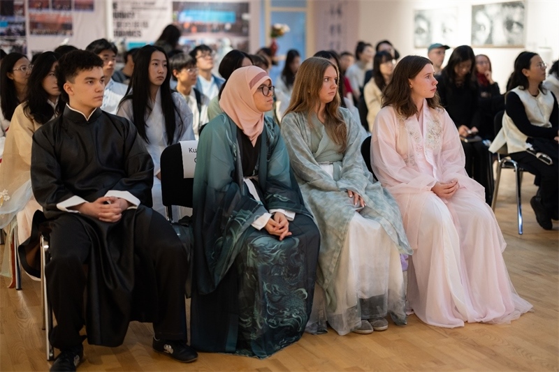 參加《時光流韻·中國戲劇藝術(shù)服飾展》的中國文化愛好者。 斯德哥爾摩中國文化中心供圖