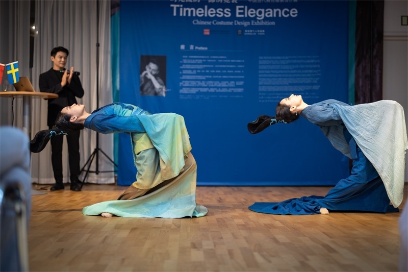 當(dāng)?shù)厝A人舞社成員表演《只此青綠》。斯德哥爾摩中國文化中心供圖