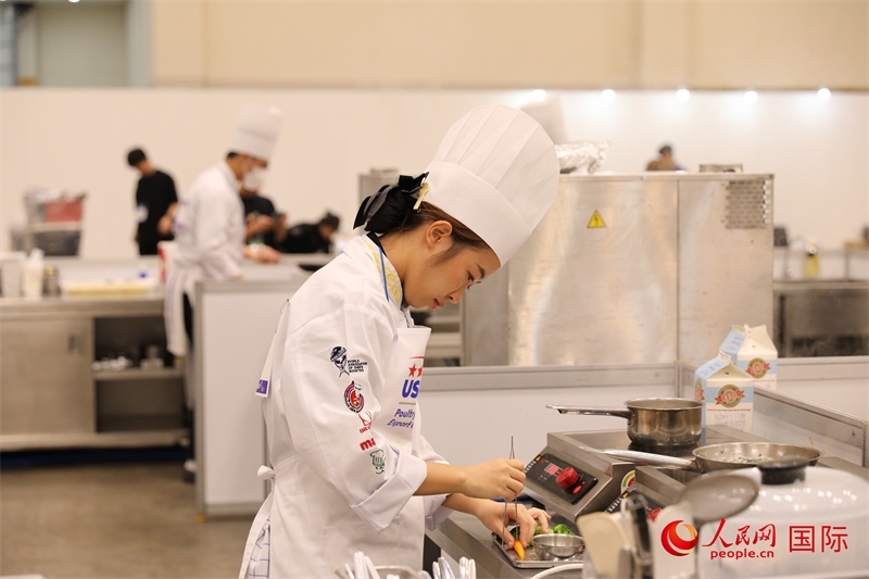 當?shù)貢r間10月5日，廚師在第21屆釜山國際美食博覽會上展示廚藝。人民網(wǎng)記者 莽九晨攝