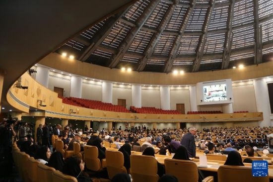 這是10月7日在伊朗首都德黑蘭拍攝的第七屆聲援巴勒斯坦兒童和青少年國際會議現(xiàn)場。新華社記者 沙達提 攝