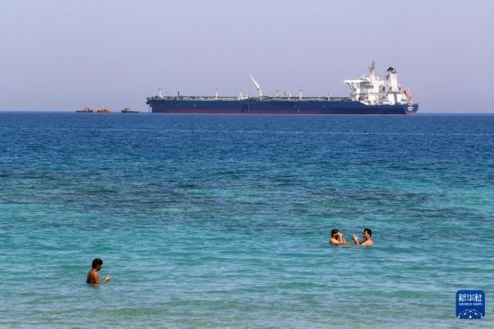 這是10月8日在埃及蘇伊士灣拍攝的行駛中的船只。新華社記者 隋先凱 攝