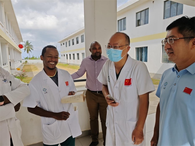 中桑醫(yī)護人員合作愉快。中國援桑醫(yī)療隊 供圖