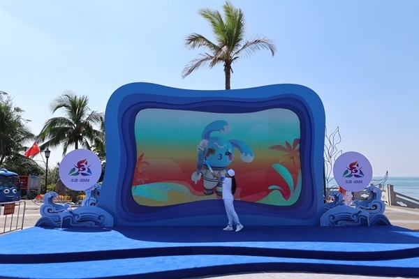 第12棒火炬手“點(diǎn)燃”現(xiàn)場大屏幕上運(yùn)動(dòng)會(huì)吉祥物“吉貝”手中的火炬。主辦方供圖