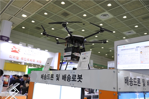 “智慧生活周”博覽會(huì)上展出的快遞無人機(jī)。人民網(wǎng)記者 莽九晨攝