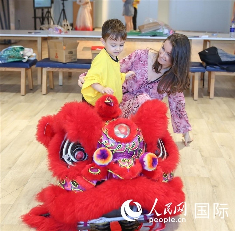 一名兒童在感受舞獅。人民網(wǎng)中東中心分社塔里克·易卜拉欣攝