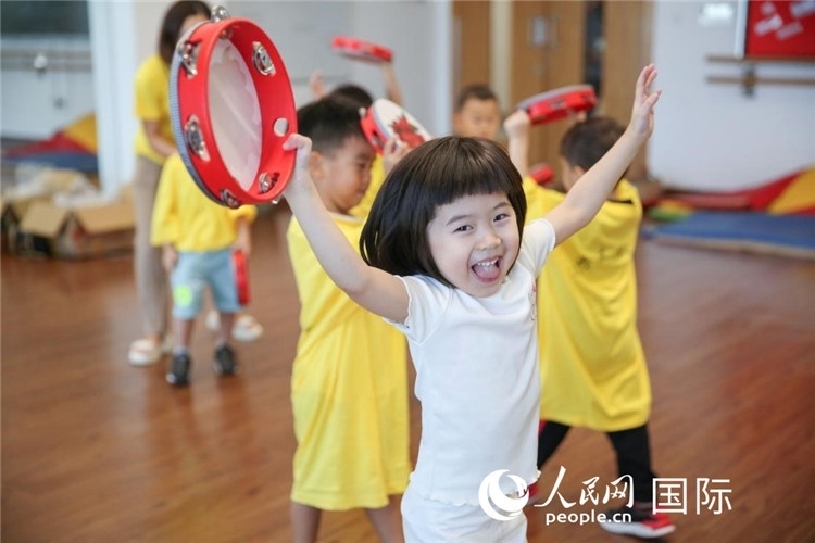 一名華裔兒童在參加音樂課程。人民網(wǎng)中東中心分社塔里克·易卜拉欣攝