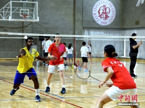 當(dāng)?shù)貢r(shí)間10月12日，巴西圣保羅，中國(guó)高校羽毛球代表團(tuán)和巴西羽毛球協(xié)會(huì)運(yùn)動(dòng)員切磋球技。 