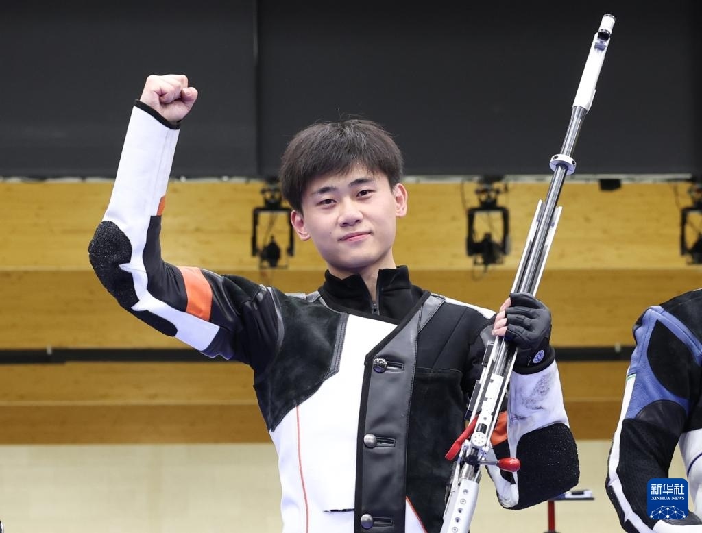 8月1日，在法國沙托魯舉行的巴黎奧運(yùn)會射擊男子50米步槍三姿決賽中，中國選手劉宇坤奪得冠軍。圖為劉宇坤在奪冠后慶祝。新華社記者 張帆 攝