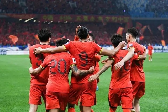 10月15日晚，張玉寧（9號）進球后與隊友擁抱慶祝。新華社記者 李紫恒攝