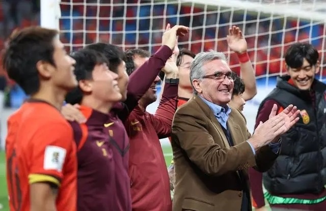 10月15日晚，國足主教練伊萬科維奇（前右）賽后向觀眾致意。新華社記者 胡星宇攝