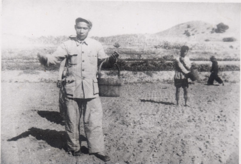 谷文昌（左）在田間與農民一起勞動（資料照片）。