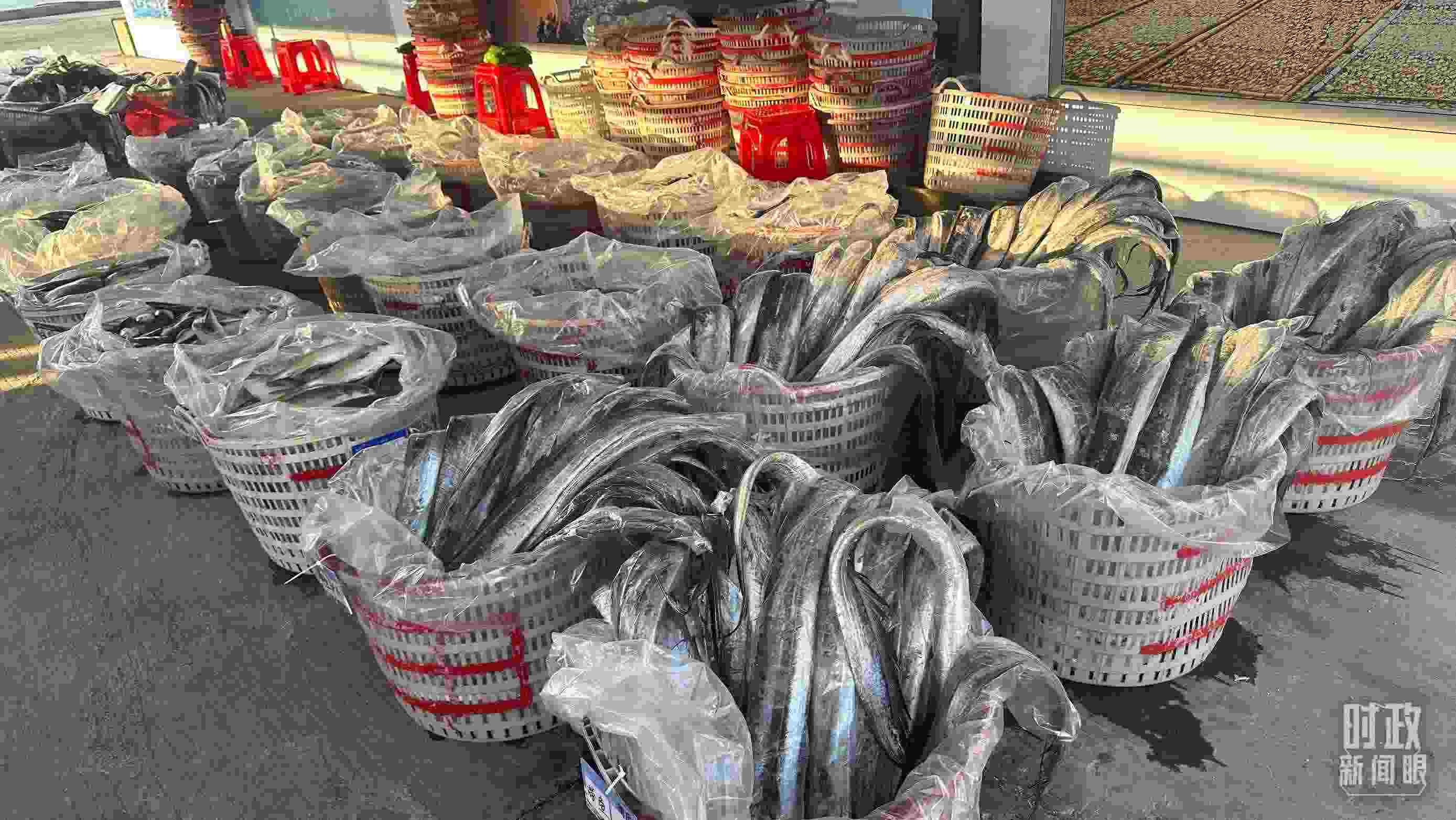 △澳角村的海產(chǎn)品。（總臺(tái)央視記者覃思拍攝）