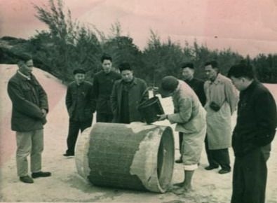 谷文昌（左一）與工程技術人員解決地下水供給（資料照片）。谷文昌帶領群眾修建了22座水庫和705處永久性水利工程，緩解了東山縣水資源極度缺乏的難題。