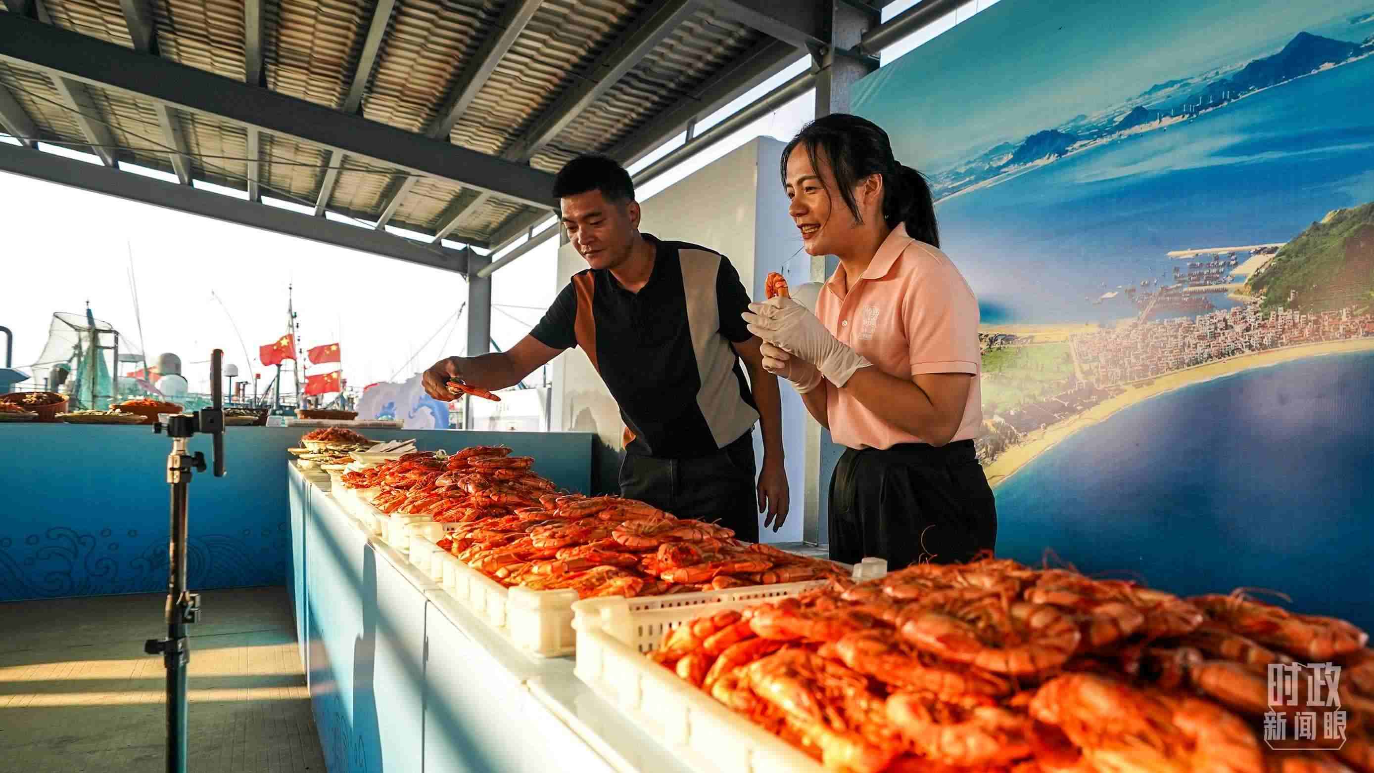 △正在直播賣貨的澳角村村民。（總臺(tái)記者李晉拍攝）