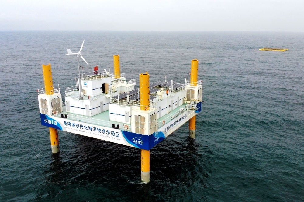 這是應(yīng)用5G技術(shù)的山東長島綜合試驗區(qū)南隍城國家級海洋牧場示范區(qū)海上平臺（2020年8月8日攝，無人機(jī)照片）。中國（山東）自由貿(mào)易試驗區(qū)設(shè)立以來，一系列大膽試、大膽闖、自主改的政策逐步落實，制度創(chuàng)新打通堵點、釋放活力，成為深化對外開放、發(fā)展海洋經(jīng)濟(jì)的重要抓手。