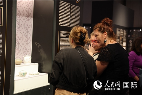 嘉賓參觀展覽。人民網(wǎng)記者 禹麗敏攝