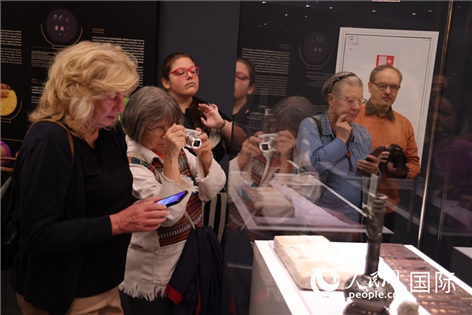 嘉賓參觀展覽。人民網(wǎng)記者禹麗敏 攝。