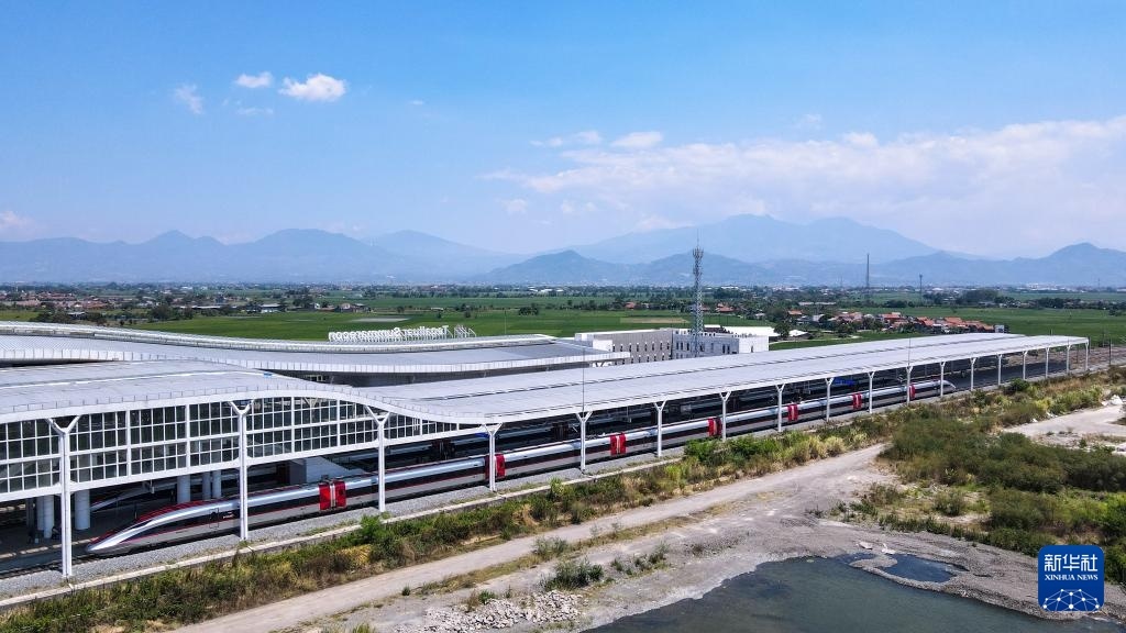 9月13日，在印度尼西亞萬(wàn)隆德卡魯爾站，雅萬(wàn)高鐵高速動(dòng)車組列車?？吭谡九_(tái)上（無(wú)人機(jī)照片）。新華社記者 徐欽 攝