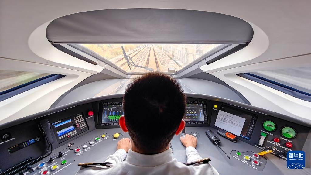 9月12日，司機(jī)駕駛高速動(dòng)車組列車行駛在雅萬(wàn)高鐵上（手機(jī)照片）。新華社記者 徐欽 攝