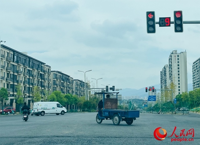 長(zhǎng)富大道與文化中心東路三岔路口車輛混行（9月19日拍攝）。人民網(wǎng)記者 帥筠攝