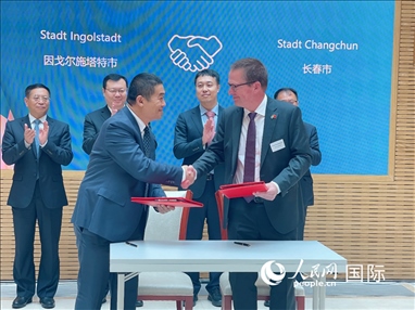 （10月16日，第十屆巴伐利亞中國日在慕尼黑舉行。圖為簽約儀式現(xiàn)場。人民網(wǎng)記者劉赫攝）