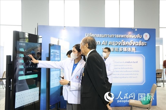 活動(dòng)現(xiàn)場(chǎng)，泰國華僑中醫(yī)院工作人員向嘉賓展示醫(yī)院智能多媒體屏。人民網(wǎng)記者楊一攝