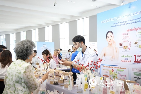 活動(dòng)現(xiàn)場(chǎng)，泰國華僑中醫(yī)院工作人員向來訪者介紹養(yǎng)生產(chǎn)品。人民網(wǎng)記者楊一攝