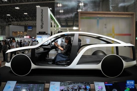 這是10月17日在日本千葉縣舉行的日本高新技術(shù)博覽會(huì)上拍攝的，索尼公司展示的概念車模型。新華社記者 錢錚 攝