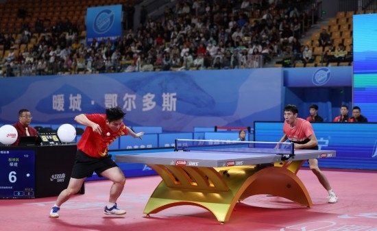 10月18日，上海隊選手樊振東（左）在單打比賽中發(fā)球。他3:2戰(zhàn)勝福建隊選手程靖淇。新華社記者 王楷焱 攝