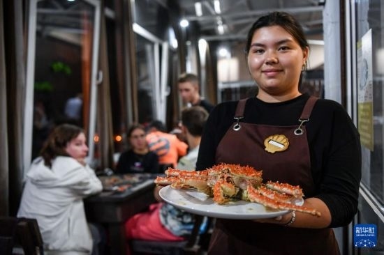 9月2日，俄羅斯符拉迪沃斯托克一家餐館的服務(wù)員在展示帝王蟹。新華社記者 曹陽 攝