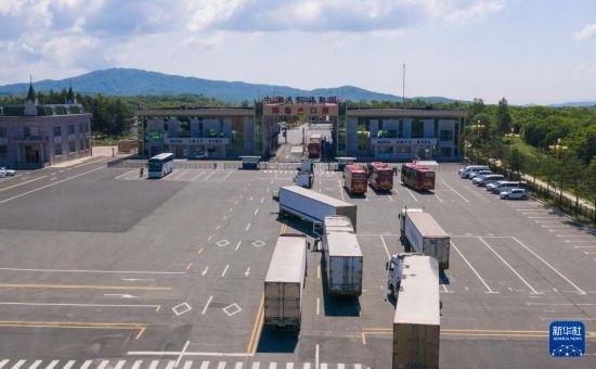 2019年6月22日，往返于中國和俄羅斯的貨車在中俄琿春口岸前排隊(duì)等待通關(guān)（無人機(jī)照片）。