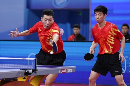 10月18日，上海隊組合許昕（左）/周愷在雙打比賽中。他們3:0戰(zhàn)勝福建隊組合曾蓓勛/陳俊菘。新華社記者 王楷焱 攝